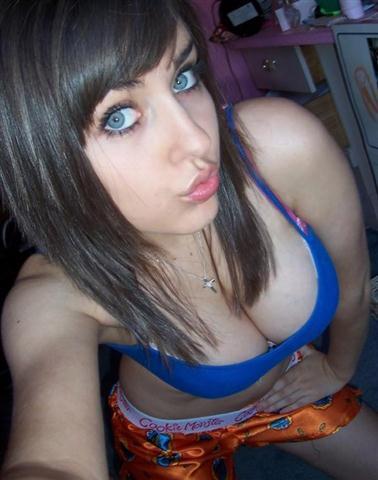 mujer la niña del escote
